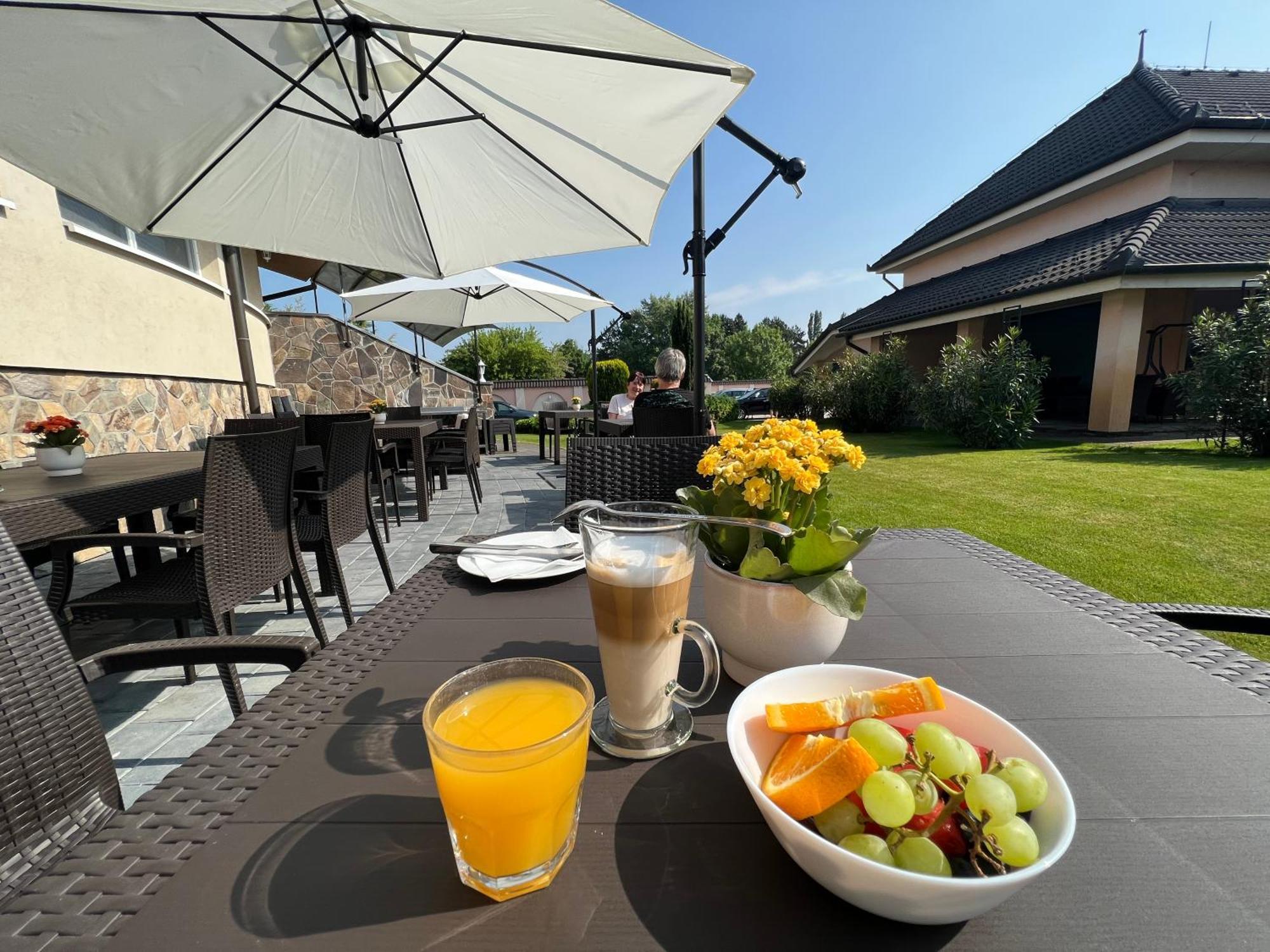 Spa & Wellness Hotel Orchidea Veľký Meder 外观 照片